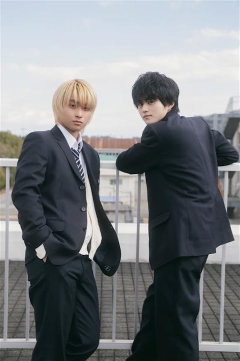 W主演を務める奥平大兼(左)と鈴鹿央士(右)